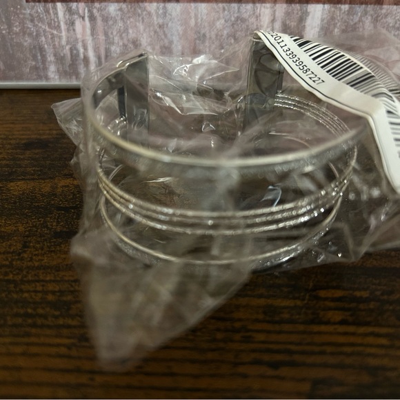 Silver Costume Jewelry Set - Picture 7 of 8